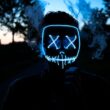 Een vrouw die een LED gezichtsmasker voor de hals en decolleté gebruikt voor huidverzorging en anti-aging.