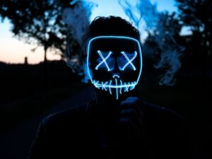 Een vrouw die een LED gezichtsmasker voor de hals en decolleté gebruikt voor huidverzorging en anti-aging.