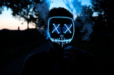 Een vrouw die een LED gezichtsmasker voor de hals en decolleté gebruikt voor huidverzorging en anti-aging.
