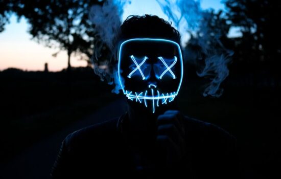 Een vrouw die een LED gezichtsmasker voor de hals en decolleté gebruikt voor huidverzorging en anti-aging.