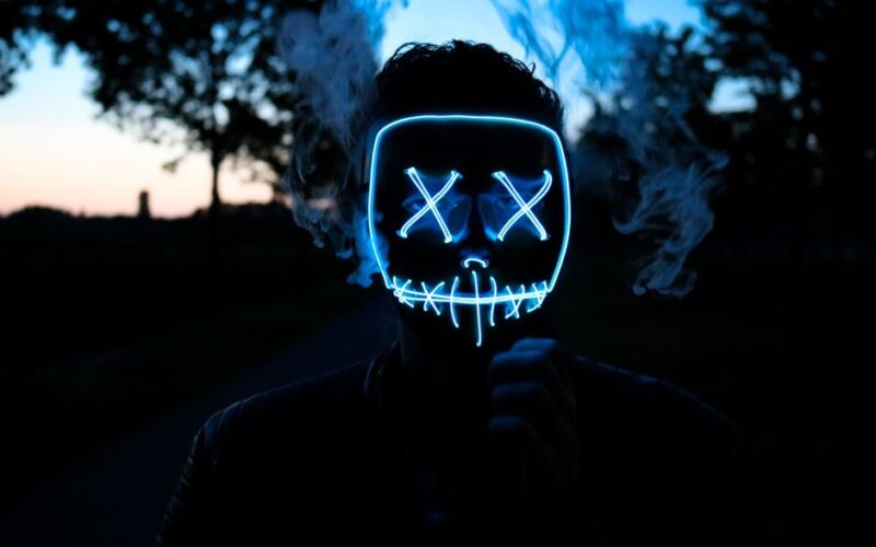 Een vrouw die een LED gezichtsmasker voor de hals en decolleté gebruikt voor huidverzorging en anti-aging.