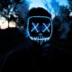 Een vrouw die een LED gezichtsmasker voor de hals en decolleté gebruikt voor huidverzorging en anti-aging.