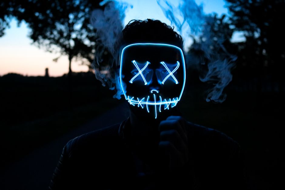 Een vrouw die een LED gezichtsmasker voor de hals en decolleté gebruikt voor huidverzorging en anti-aging.